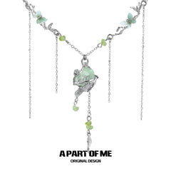 Beyond the Cocoon สร้อยคอจี้รูปผีเสื้อหินพระจันทร์เคลือบแพลตตินัม 18k™