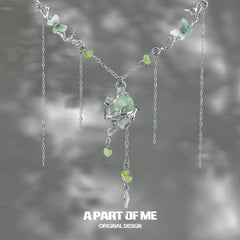 Beyond the Cocoon สร้อยคอจี้รูปผีเสื้อหินพระจันทร์เคลือบแพลตตินัม 18k™