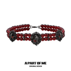 สร้อยคอโชกเกอร์ลูกปัดสีแดงนูนสไตล์ดาร์กอีสเทิร์นเอสเซนเชียล ชุบทองคำดำ 18K จาก Dark Crows™