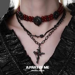 สร้อยคอโชกเกอร์ลูกปัดสีแดงนูนสไตล์ดาร์กอีสเทิร์นเอสเซนเชียล ชุบทองคำดำ 18K จาก Dark Crows™