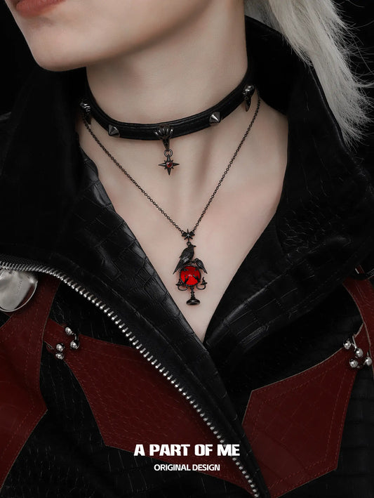 สร้อยคอ Dark Aesthetic™ ประดับหินอาเกตสีแดง Dark Crows ชุบทองคำดำ 18K