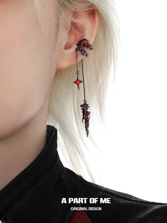 ต่างหูแบบหนีบ Dark Crows Red Moissanite ชุบทองคำดำ 18K ดีไซน์สวยงามแบบ Dark Aesthetic Ear Clips™