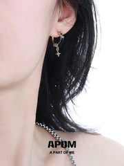 다크 매터 18K 플래티넘 플레이팅 가죽 귀걸이™