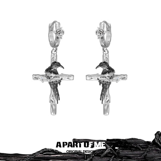 ต่างหูรูปกางเขนกาดำเคลือบแพลตตินัม 18K ของ Dark Crows™