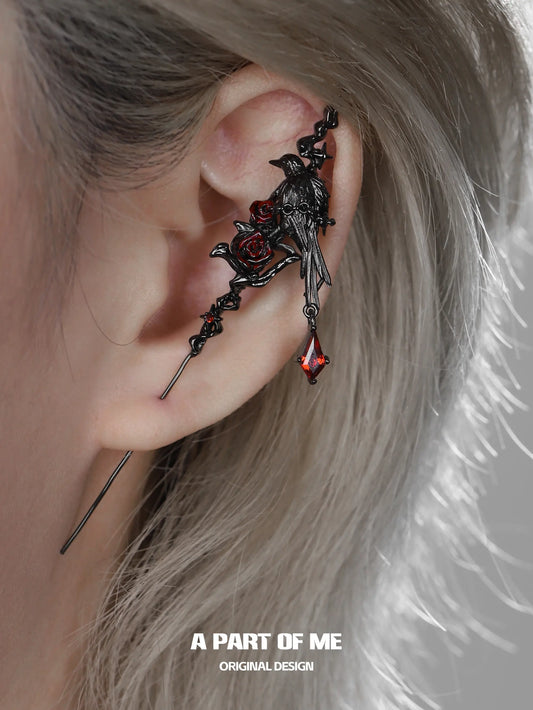 ต่างหูแบบเจาะหูรูปดอกกุหลาบเคลือบแพลตินัม 18K ของ Dark Crows™