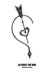 ต่างหูแบบเกี่ยวหู Divine Plume Cupid's Arrow ประดับเพชร Zircon สีแดง ชุบทองดำ 18K Ear Clip™