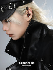 ต่างหูแบบเกี่ยวหู Divine Plume Cupid's Arrow ประดับเพชร Zircon สีแดง ชุบทองดำ 18K Ear Clip™