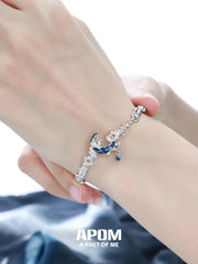 กำไลข้อมือ Indigo Curve ชุบแพลตตินัม 18k สีน้ำเงินเข้มลายพระจันทร์ Bracelets™