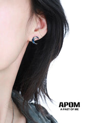 인디고 커브 S925 18k 플래티넘 도금 다크 블루 문 스터드 귀걸이™