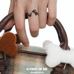 แหวนเปิดปรับได้รูปสุนัขไส้กรอกชุบทองคำดำ 18K Lucky Puppy™