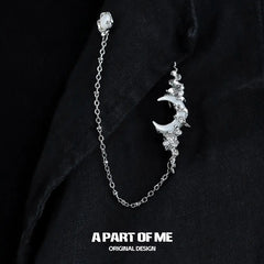 เข็มกลัดประดับพู่สไตล์ MYTH OF THE MOON ชุบแพลตตินัม 18K™