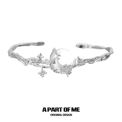 MYTH OF THE MOON กำไลข้อมือเปลือกหอยธรรมชาติเคลือบแพลทินัม 18k ประดับเซอร์โคเนีย MYTH OF THE MOON™