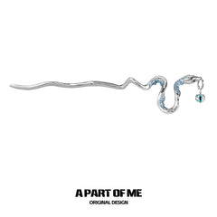 ต่างหูแบบถอดได้และกิ๊บติดผมลายงูน้ำแข็งเคลือบแพลตินัม 18k ของบ้านสลิธีริน™