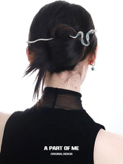 ต่างหูแบบถอดได้และกิ๊บติดผมลายงูน้ำแข็งเคลือบแพลตินัม 18k ของบ้านสลิธีริน™