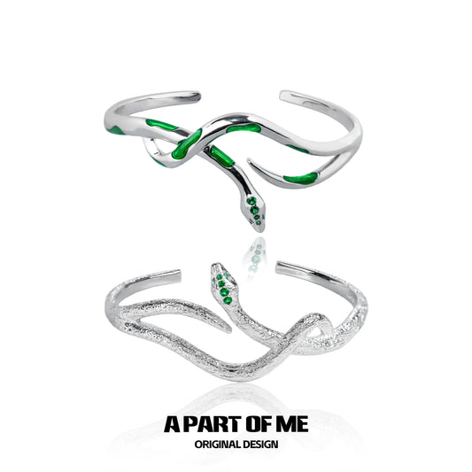 กำไลข้อมืองูเคลือบแพลตตินัม 18k จากบ้านสลิธีริน™