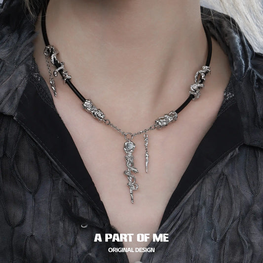 สร้อยคอหนังพร้อมจี้เพทาย Snake's Grasp ชุบแพลตตินัม 18K™