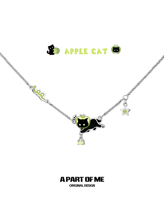 สร้อยคอหนังรูปแมวสีดำและแอปเปิ้ลเขียวชุบแพลตตินัม 18K รุ่น Summer Fruity™