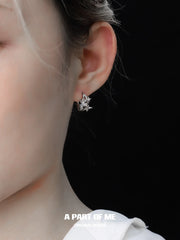 ต่างหูผีเสื้อประดับเพทายเคลือบแพลตตินัม 18k Whiterfly™