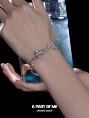 สร้อยข้อมือรูปปลาโลมาเคลือบแพลตตินัม 18K Aqua Fragments™