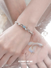 สร้อยข้อมือรูปปลาโลมาเคลือบแพลตตินัม 18K Aqua Fragments™