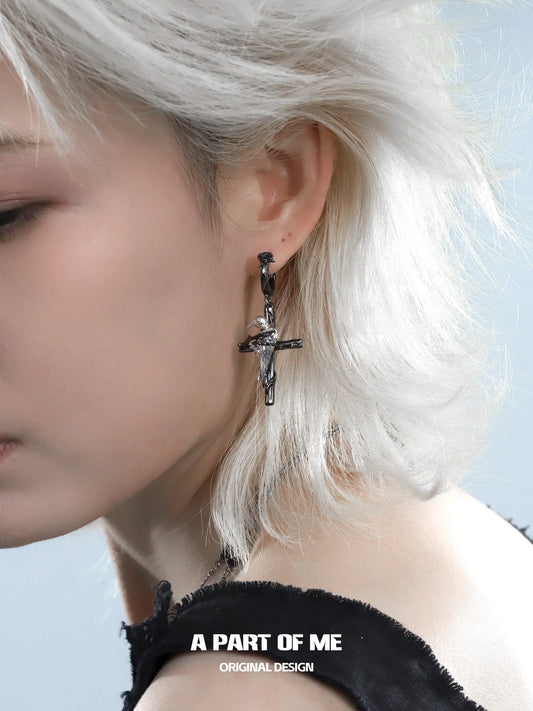 Dark Crows 18K Platinum Plating Captive Raven Cross Earrings™