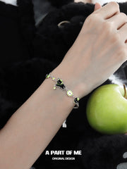 สร้อยข้อมือ Summer Fruity ชุบแพลตตินัม 18K ลายลูกแมวสีดำและแอปเปิ้ลเขียว