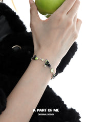 สร้อยข้อมือ Summer Fruity ชุบแพลตตินัม 18K ลายลูกแมวสีดำและแอปเปิ้ลเขียว