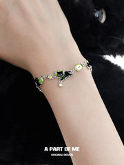สร้อยข้อมือ Summer Fruity ชุบแพลตตินัม 18K ลายลูกแมวสีดำและแอปเปิ้ลเขียว