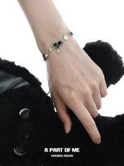 สร้อยข้อมือ Summer Fruity ชุบแพลตตินัม 18K ลายลูกแมวสีดำและแอปเปิ้ลเขียว